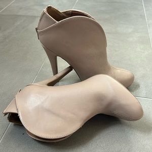Qupid size 7 tan bootie heel
